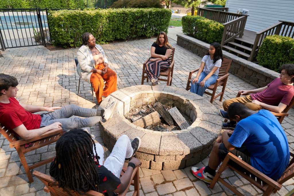 Chesapeake teen rehab center outdoor sitting area with people sitted and hanging out