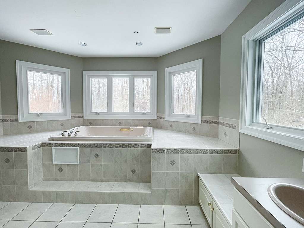 Chesapeake teen rehab center bath area with large bath tub