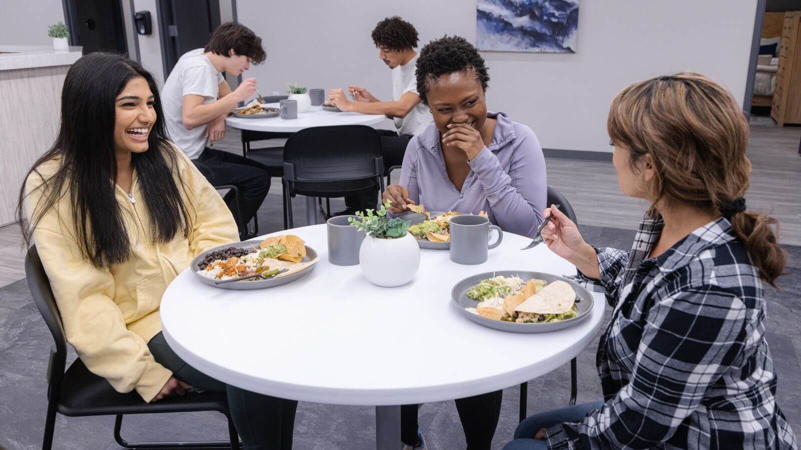 Clients at Sandstone Care Virginia Detox Center enjoying meal at the common area